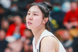 体坛周报：中国女篮遭遇热身赛首败 这盆冷水来得很及时