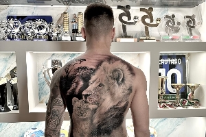 九游官网-怎么样？劳塔罗在荣誉墙前展示后背新文身：狮子以及两个孩子名字