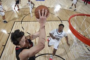 九游用户-媒体人：杨瀚森和奎因都展现特点 球迷没必要厚此薄彼踩一捧一