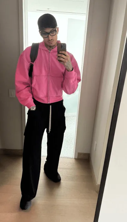 九游官方-符合人设！库兹马社媒晒出个人最新骚粉造型