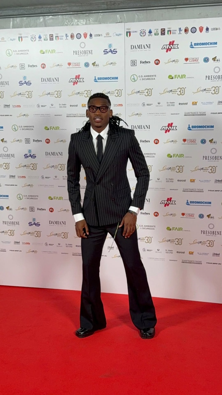 九游通道-莱奥正装出席颁奖典礼：伤病还没康复不能冒险，我能踢中锋或边锋