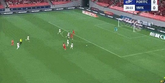 刘若钒直塞禁区,莱昂纳多过掉门将将球打进,海港1-0