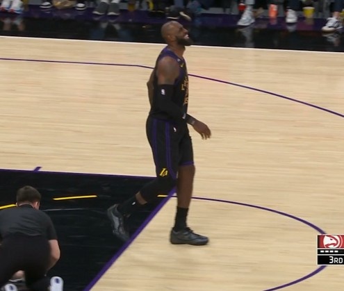 九游官方-老将不容易啊！詹姆斯上篮落地右脚不适 一瘸一拐仍在坚持